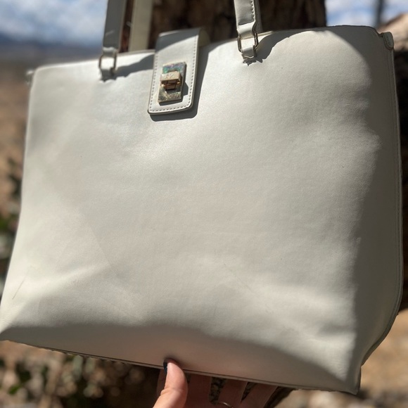 ANNE KLEIN | Large Tote with Enamel Turn Lock Large White Gold - Picture 14 of 15